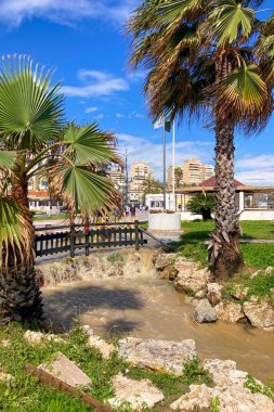 TORREMOLINOS, İspanya - 2 Mart 2025: Torremolinos, İspanya 'da fırtınadan sonra deniz fırtınası