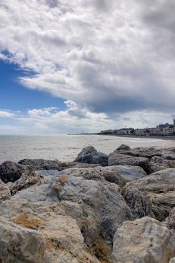 TORREMOLINOS, İspanya - 2 Mart 2025: Torremolinos, İspanya 'da fırtınadan sonra deniz fırtınası