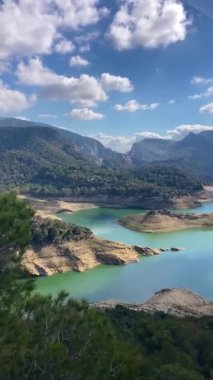 Guadalhorce rezervleri Guadalhorce Nehri 'nin ortasındaki altı rezervuardan oluşan bir gruptur ve İspanya' nın Endülüs kentindeki en büyük iki kolundan biridir.