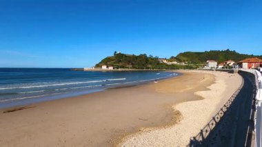 RIBADESELLA, İspanya - 15 Eylül 2024: 15 Eylül 2024 İspanya 'nın Ribadesella kentindeki güzel sahil köyü