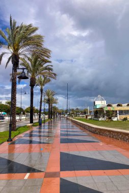 TORREMOLINOS, İspanya - 2 Mart 2025: Torremolinos, İspanya 'da fırtınadan sonra deniz fırtınası