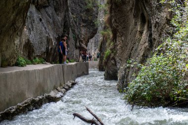 GRANADA, İspanya - 7 Nisan 2024: Monachil, Granada, İspanya 'da Monachil nehri üzerinde Sabina' nın yürüyüş yolu