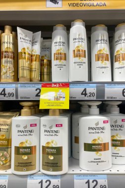 MALAGA, SPAIN - 12 Mart 2025: Carrefour süpermarketindeki raflarda 12 Mart 2025 tarihinde Malaga, İspanya 'da gıda, içecek ve ev eşyaları gibi çeşitli ürünler depolanmıştır.