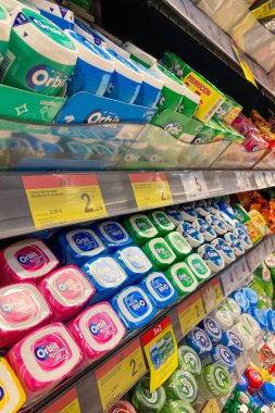 MALAGA, SPAIN - 12 Mart 2025: Carrefour süpermarketindeki raflarda 12 Mart 2025 tarihinde Malaga, İspanya 'da gıda, içecek ve ev eşyaları gibi çeşitli ürünler depolanmıştır.