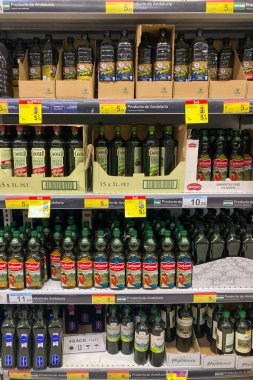 MALAGA, SPAIN - 12 Mart 2025: Carrefour süpermarketindeki raflarda 12 Mart 2025 tarihinde Malaga, İspanya 'da gıda, içecek ve ev eşyaları gibi çeşitli ürünler depolanmıştır.