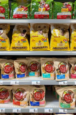 MALAGA, SPAIN - 12 Mart 2025: Carrefour süpermarketindeki raflarda 12 Mart 2025 tarihinde Malaga, İspanya 'da gıda, içecek ve ev eşyaları gibi çeşitli ürünler depolanmıştır.