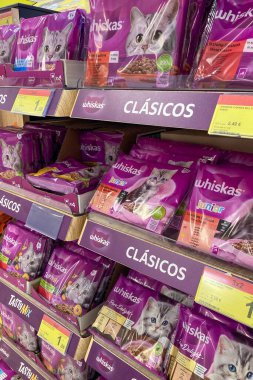 MALAGA, SPAIN - 12 Mart 2025: Carrefour süpermarketindeki raflarda 12 Mart 2025 tarihinde Malaga, İspanya 'da gıda, içecek ve ev eşyaları gibi çeşitli ürünler depolanmıştır.