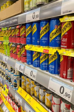 MALAGA, SPAIN - 12 Mart 2025: Carrefour süpermarketindeki raflarda 12 Mart 2025 tarihinde Malaga, İspanya 'da gıda, içecek ve ev eşyaları gibi çeşitli ürünler depolanmıştır.