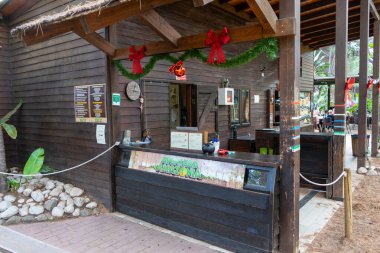 MARBELLA, İspanya - 4 Ocak 2024: Marbella, İspanya 'daki Amazonia parkında halat tırmanışı