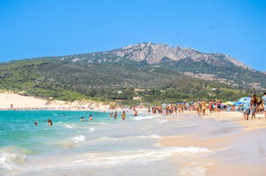 TARIFA, İspanya - 8 Ağustos 2024: Valdevaqueros plajında uçurtmanın tadını çıkarmak, 8 Ağustos 2024 tarihinde Tarifa, İspanya 'da Cebelitarık Boğazı