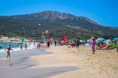 TARIFA, İspanya - 8 Ağustos 2024: Valdevaqueros plajında uçurtmanın tadını çıkarmak, 8 Ağustos 2024 tarihinde Tarifa, İspanya 'da Cebelitarık Boğazı