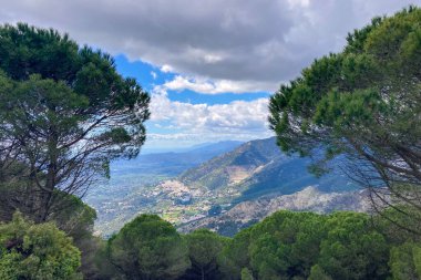 Panoramik manzara, Mijas zirvesine çıkan manzaralı yürüyüş yolundan yayılıyor ve Endülüs, Malaga, İspanya 'nın büyüleyici manzaralarını gözler önüne seriyor.