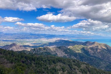 Panoramik manzara, Mijas zirvesine çıkan manzaralı yürüyüş yolundan yayılıyor ve Endülüs, Malaga, İspanya 'nın büyüleyici manzaralarını gözler önüne seriyor.