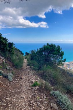 Panoramik manzara, Mijas zirvesine çıkan manzaralı yürüyüş yolundan yayılıyor ve Endülüs, Malaga, İspanya 'nın büyüleyici manzaralarını gözler önüne seriyor.