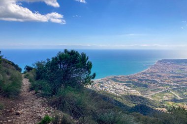 Panoramik manzara, Mijas zirvesine çıkan manzaralı yürüyüş yolundan yayılıyor ve Endülüs, Malaga, İspanya 'nın büyüleyici manzaralarını gözler önüne seriyor.