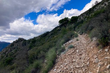 Panoramik manzara, Mijas zirvesine çıkan manzaralı yürüyüş yolundan yayılıyor ve Endülüs, Malaga, İspanya 'nın büyüleyici manzaralarını gözler önüne seriyor.