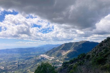 Panoramik manzara, Mijas zirvesine çıkan manzaralı yürüyüş yolundan yayılıyor ve Endülüs, Malaga, İspanya 'nın büyüleyici manzaralarını gözler önüne seriyor.