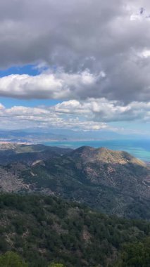 Panoramik manzara, Mijas zirvesine çıkan manzaralı yürüyüş yolundan yayılıyor ve Endülüs, Malaga, İspanya 'nın büyüleyici manzaralarını gözler önüne seriyor.