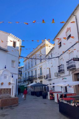 YUNQUERA, İspanya - 26 Ekim 2024: Yunquera, İspanya 'da beyaz sokaklar ve evler