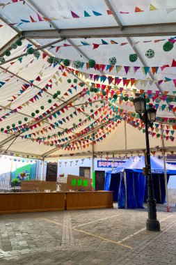 YUNQUERA, İspanya - 26 Ekim 2024: Yunquera, İspanya 'da beyaz sokaklar ve evler