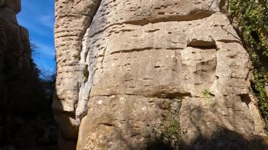 Torcal de Antequerra Ulusal Parkı 'nda yürüyüş, kireçtaşı kaya oluşumları ve Endülüs, Malaga, İspanya' da alışılmadık karst şekilleriyle tanınan.