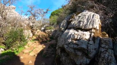 Torcal de Antequerra Ulusal Parkı 'nda yürüyüş, kireçtaşı kaya oluşumları ve Endülüs, Malaga, İspanya' da alışılmadık karst şekilleriyle tanınan.
