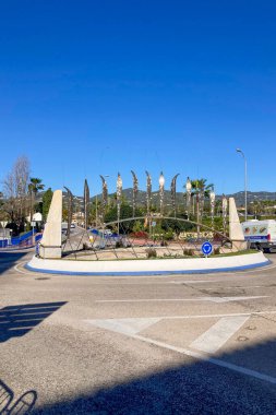 NERJA, İspanya - 22 Mart 2025: Işıldayan deniz ve büyüleyici şehrin muhteşem manzaraları, 22 Mart 2025 tarihinde İspanya 'nın Nerja kentinde nefes kesen kıyı manzaraları ve pitoresk bir atmosfer sunuyor.