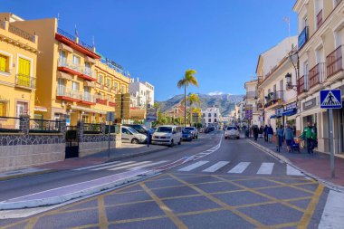 NERJA, İspanya - 22 Mart 2025: Işıldayan deniz ve büyüleyici şehrin muhteşem manzaraları, 22 Mart 2025 tarihinde İspanya 'nın Nerja kentinde nefes kesen kıyı manzaraları ve pitoresk bir atmosfer sunuyor.