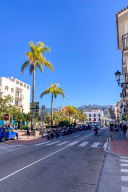 NERJA, İspanya - 22 Mart 2025: Işıldayan deniz ve büyüleyici şehrin muhteşem manzaraları, 22 Mart 2025 tarihinde İspanya 'nın Nerja kentinde nefes kesen kıyı manzaraları ve pitoresk bir atmosfer sunuyor.