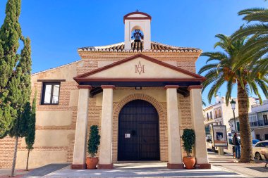 NERJA, İspanya - 22 Mart 2025: Işıldayan deniz ve büyüleyici şehrin muhteşem manzaraları, 22 Mart 2025 tarihinde İspanya 'nın Nerja kentinde nefes kesen kıyı manzaraları ve pitoresk bir atmosfer sunuyor.