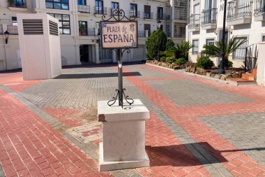 NERJA, İspanya - 22 Mart 2025: Işıldayan deniz ve büyüleyici şehrin muhteşem manzaraları, 22 Mart 2025 tarihinde İspanya 'nın Nerja kentinde nefes kesen kıyı manzaraları ve pitoresk bir atmosfer sunuyor.