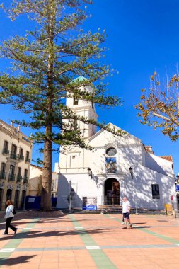 NERJA, İspanya - 22 Mart 2025: Işıldayan deniz ve büyüleyici şehrin muhteşem manzaraları, 22 Mart 2025 tarihinde İspanya 'nın Nerja kentinde nefes kesen kıyı manzaraları ve pitoresk bir atmosfer sunuyor.