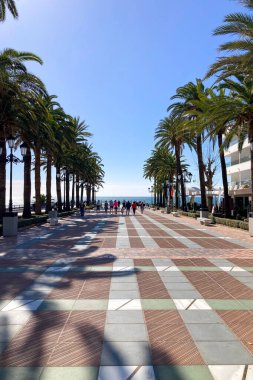 NERJA, İspanya - 22 Mart 2025: Avrupa Meydanı Balkonu, 22 Mart 2025 tarihinde İspanya 'nın Nerja kentinde büyüleyici ve pitoresk bir atmosfer sunmaktadır.