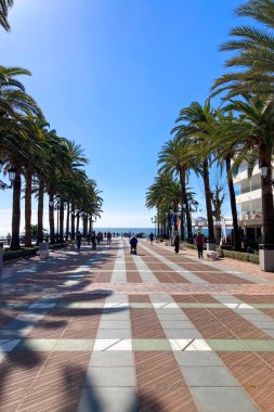 NERJA, İspanya - 22 Mart 2025: Avrupa Meydanı Balkonu, 22 Mart 2025 tarihinde İspanya 'nın Nerja kentinde büyüleyici ve pitoresk bir atmosfer sunmaktadır.