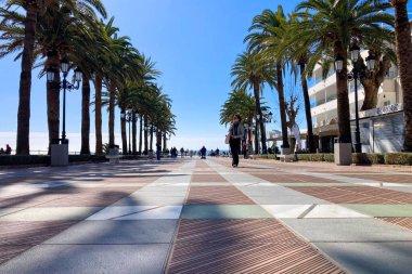 NERJA, İspanya - 22 Mart 2025: Avrupa Meydanı Balkonu, 22 Mart 2025 tarihinde İspanya 'nın Nerja kentinde büyüleyici ve pitoresk bir atmosfer sunmaktadır.