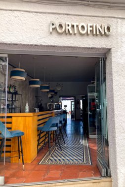 NERJA, İspanya - 22 Mart 2025: Işıldayan deniz ve büyüleyici şehrin muhteşem manzaraları, 22 Mart 2025 tarihinde İspanya 'nın Nerja kentinde nefes kesen kıyı manzaraları ve pitoresk bir atmosfer sunuyor.