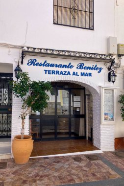 NERJA, İspanya - 22 Mart 2025: Işıldayan deniz ve büyüleyici şehrin muhteşem manzaraları, 22 Mart 2025 tarihinde İspanya 'nın Nerja kentinde nefes kesen kıyı manzaraları ve pitoresk bir atmosfer sunuyor.