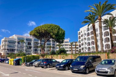 NERJA, İspanya - 22 Mart 2025: Işıldayan deniz ve büyüleyici şehrin muhteşem manzaraları, 22 Mart 2025 tarihinde İspanya 'nın Nerja kentinde nefes kesen kıyı manzaraları ve pitoresk bir atmosfer sunuyor.