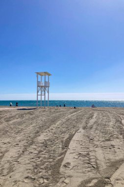 NERJA, İspanya - 22 Mart 2025: Işıldayan deniz ve büyüleyici şehrin muhteşem manzaraları, 22 Mart 2025 tarihinde İspanya 'nın Nerja kentinde nefes kesen kıyı manzaraları ve pitoresk bir atmosfer sunuyor.