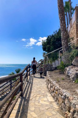 NERJA, İspanya - 22 Mart 2025: Işıldayan deniz ve büyüleyici şehrin muhteşem manzaraları, 22 Mart 2025 tarihinde İspanya 'nın Nerja kentinde nefes kesen kıyı manzaraları ve pitoresk bir atmosfer sunuyor.