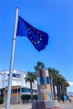 NERJA, İspanya - 22 Mart 2025: Avrupa Çeşmesi, İspanya 'nın Nerja kentinde büyüleyici ve pitoresk bir atmosfer sunuyor.