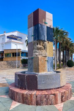 NERJA, İspanya - 22 Mart 2025: Avrupa Çeşmesi, İspanya 'nın Nerja kentinde büyüleyici ve pitoresk bir atmosfer sunuyor.