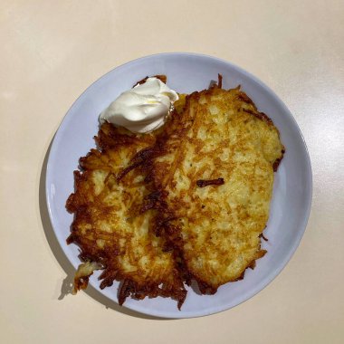 Ekşi kremalı patatesli gözleme. Ulusal Ukrayna yemekleri.