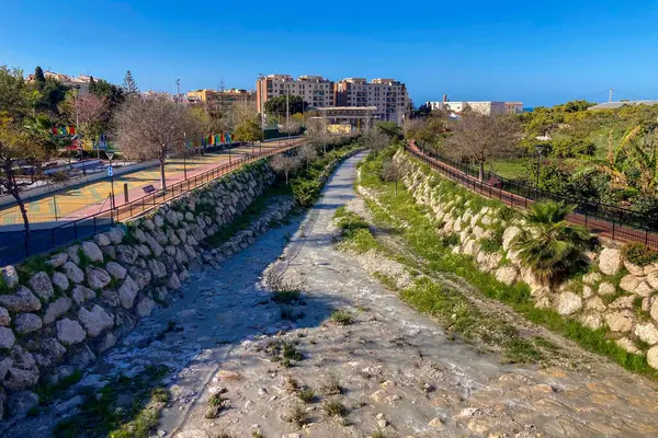 NERJA, İspanya - 22 Mart 2025: Işıldayan deniz ve büyüleyici şehrin muhteşem manzaraları, 22 Mart 2025 tarihinde İspanya 'nın Nerja kentinde nefes kesen kıyı manzaraları ve pitoresk bir atmosfer sunuyor.