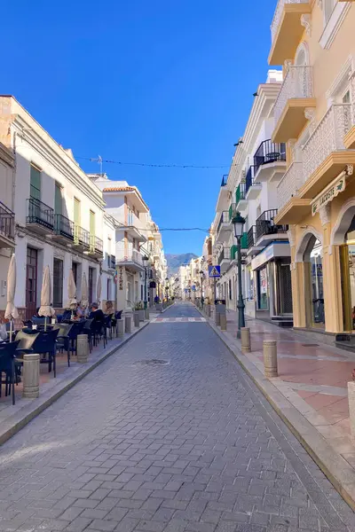 NERJA, İspanya - 22 Mart 2025: Işıldayan deniz ve büyüleyici şehrin muhteşem manzaraları, 22 Mart 2025 tarihinde İspanya 'nın Nerja kentinde nefes kesen kıyı manzaraları ve pitoresk bir atmosfer sunuyor.