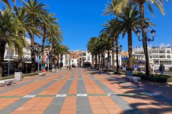 NERJA, İspanya - 22 Mart 2025: Avrupa Meydanı Balkonu, 22 Mart 2025 tarihinde İspanya 'nın Nerja kentinde büyüleyici ve pitoresk bir atmosfer sunmaktadır.