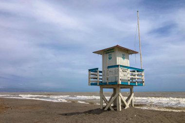TORREMOLINOS, İSPA - 21 Mart 2025: 21 Mart 2025 'te İspanya' nın Torremolinos plajındaki bulutlar