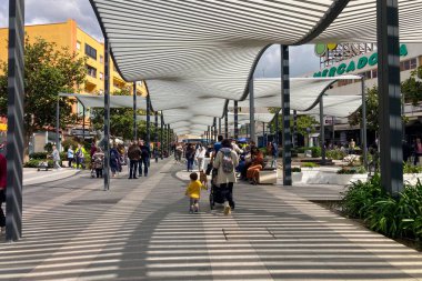 TORREMOLINOS, İspanya - 21 Mart 2025: İspanya 'nın Torremolinos kentindeki şehir merkezinde yürüyüş