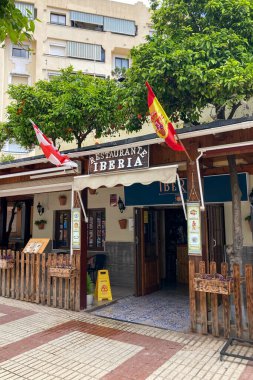 TORREMOLINOS, İspanya - 21 Mart 2025: İspanya 'nın Torremolinos kentindeki şehir merkezinde yürüyüş