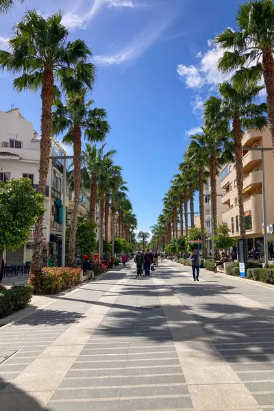 TORREMOLINOS, İspanya - 21 Mart 2025: İspanya 'nın Torremolinos kentindeki şehir merkezinde yürüyüş